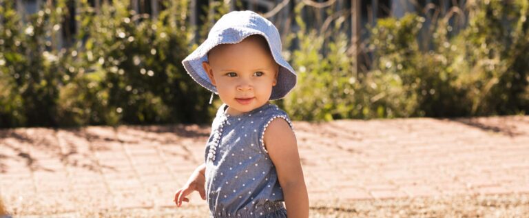 niño jugando al sol